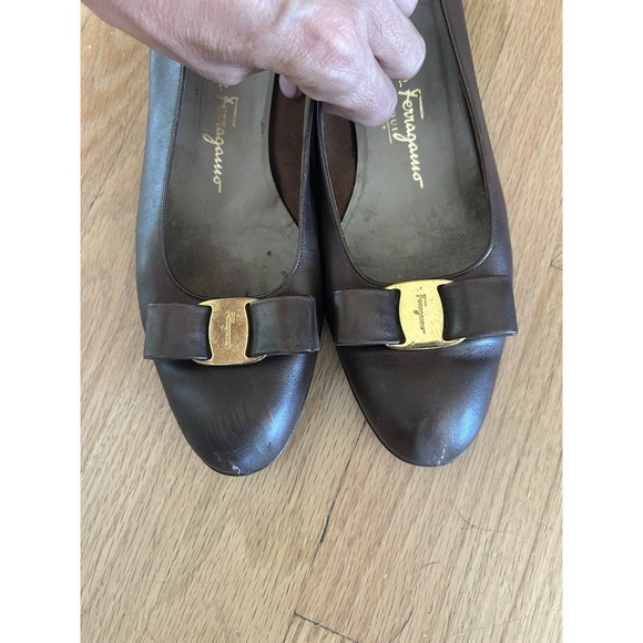 Vintage Salvatore Ferragamo Women's Vara Paten Leather Pumps Brown Size 9.5 B - Picture 2 of 7